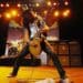 “Tenía que cambiarlas todos los días”: Slash (Guns N’ Roses) destroza sus cuerdas en una sola canción, según su técnico